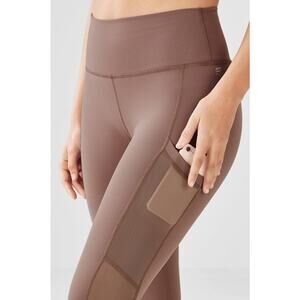 On-The-Go PowerHold High Waisted Capri Cropped Leggings Nude Pink Size Small